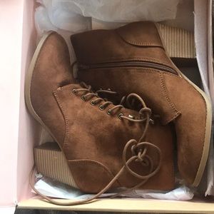 Chestnut color boots